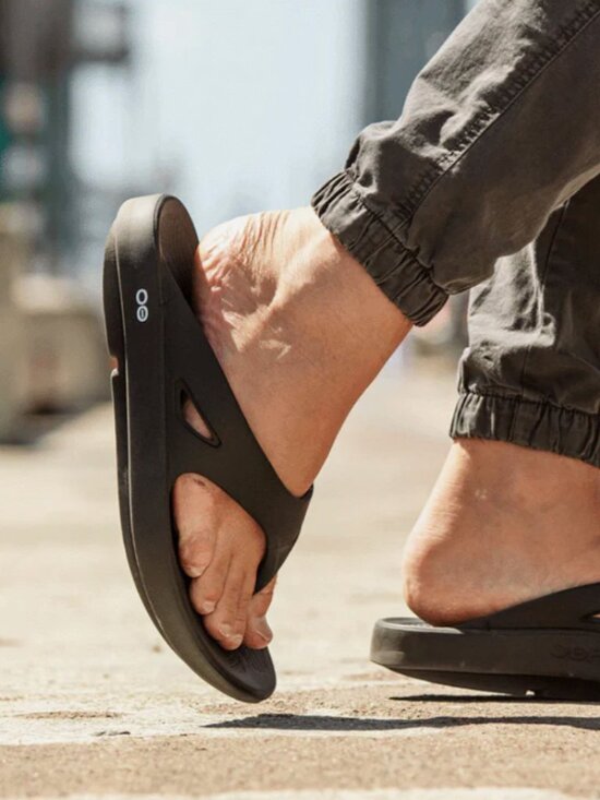 OOFOS OOriginal Unisex Sandal in black 8M/10W main image 9